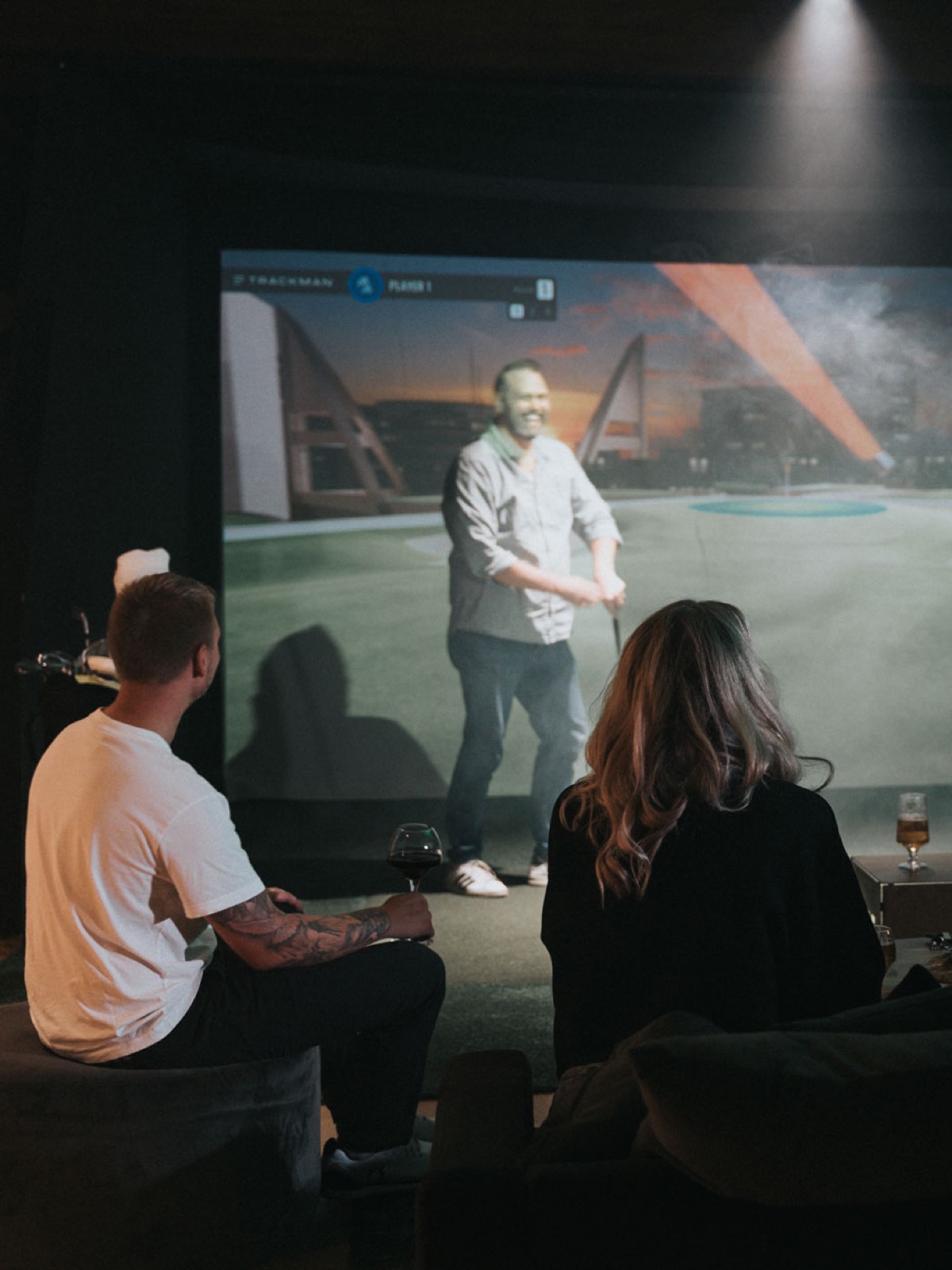 Sällskap som spelar i en golfsimulator på RUFF